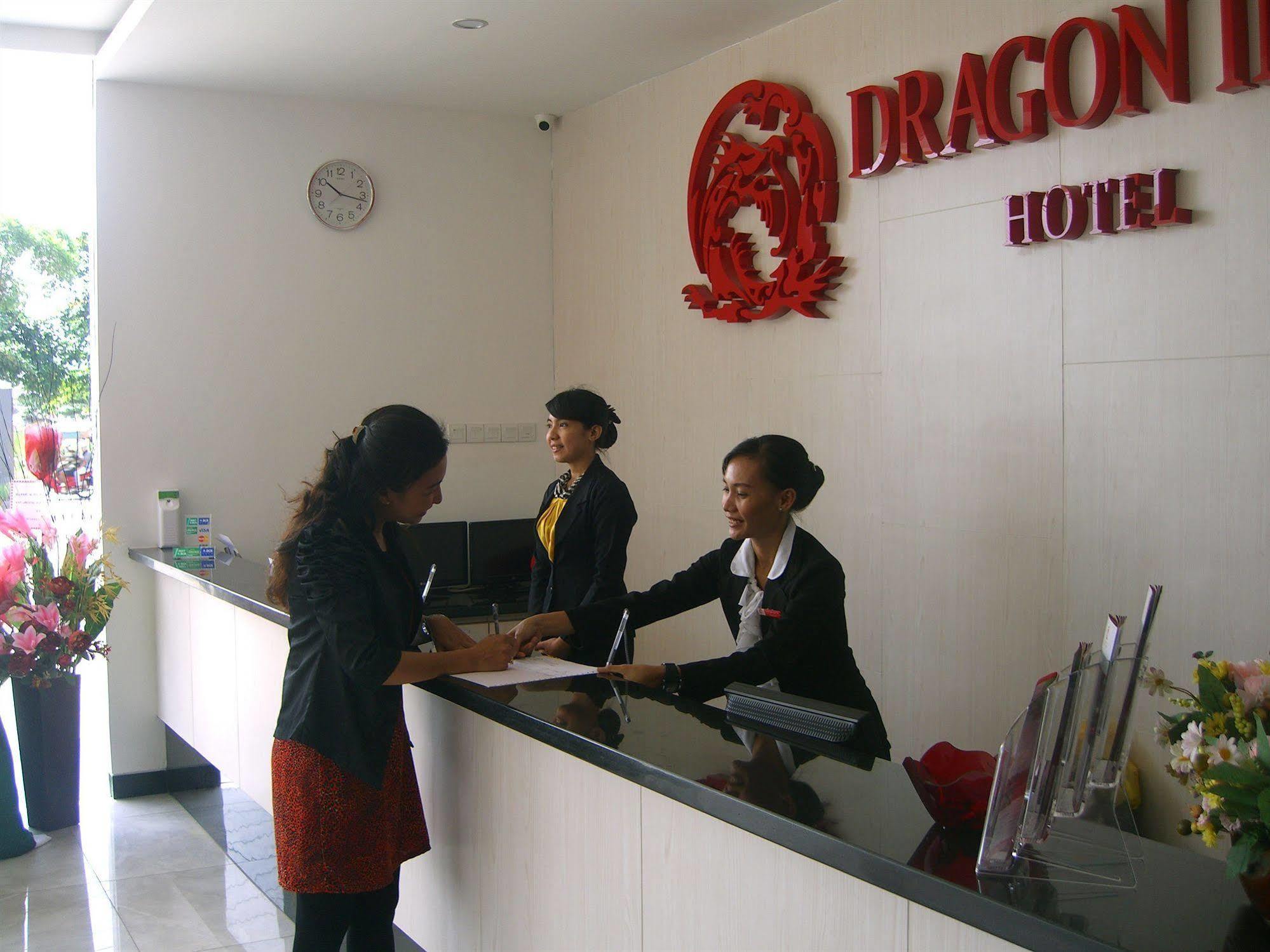 Dragon Inn Кендари Екстериор снимка